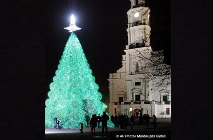 A Mosca l'albero di Natale fatto con bottiglie di plastica