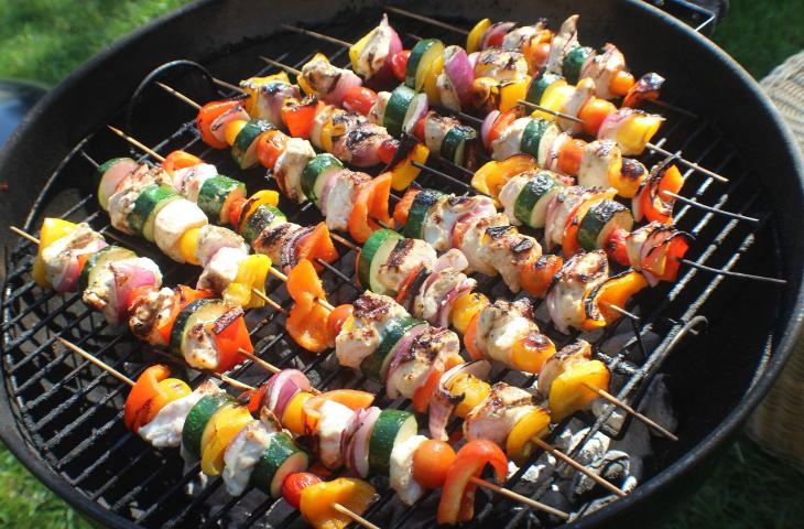 Sanbittèr lancia l’AperiQ, il momento che coniuga l’aperitivo e il bbq 