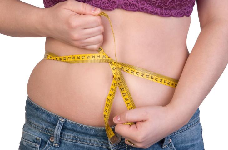 Bere fa dimagrire? Tutto quello che c'è da sapere