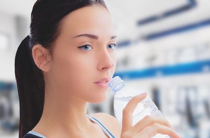 Quali sono i benefici di bere acqua per la cistite?