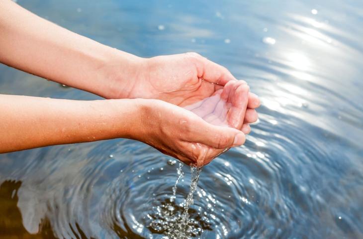 “Dona acqua, salva una vita”: la campagna di Oxfam per garantire acqua pulita