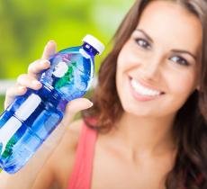 I 10 motivi per cui bere acqua fa bene