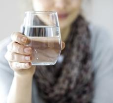 Quanta acqua bere al giorno: guida in base a peso, età e consigli OMS