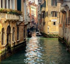 “Se l’acqua ride”, l’avventura al tramonto di un mondo che corre sull’acqua osservato dagli occhi di un bambino - In a Bottle