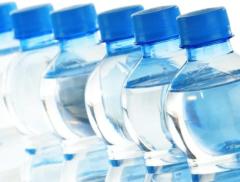 Sicurezza e qualità: sfatati i falsi miti dell'acqua in bottiglia