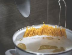 Cottura passiva: i vantaggi di cuocere la pasta a fuoco spento