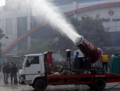 In India cannoni antismog sparano acqua per abbassare l’inquinamento