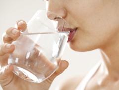 Bere poca acqua aumenta il rischio tosse – In a Bottle