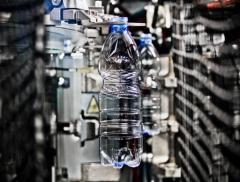 Bottiglie d'acqua in PET: dimezzato il peso medio 