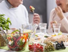 Dieta mediterranea e tanta acqua per salvare il cuore 