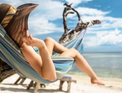 Scopri tic e manie degli italiani in spiaggia alt_tag