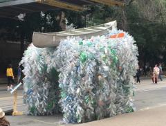 Rebecca Jane Houston e le bottiglie di plastica come opere d’arte – In a Bottle