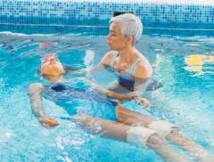 Riabilitazione post-intervento, tutti i benefici derivanti dall’acqua terapia - In a Bottle