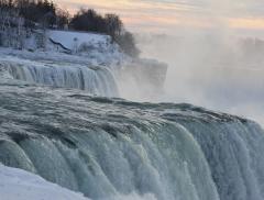 Lo spettacolo mozzafiato delle cascate del Niagara ghiacciate - In a Bottle