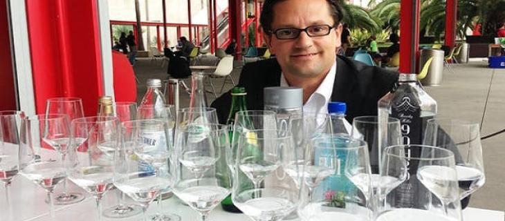 Il celebre sommelier Martin Riese racconta l'arte di gustare l'acqua