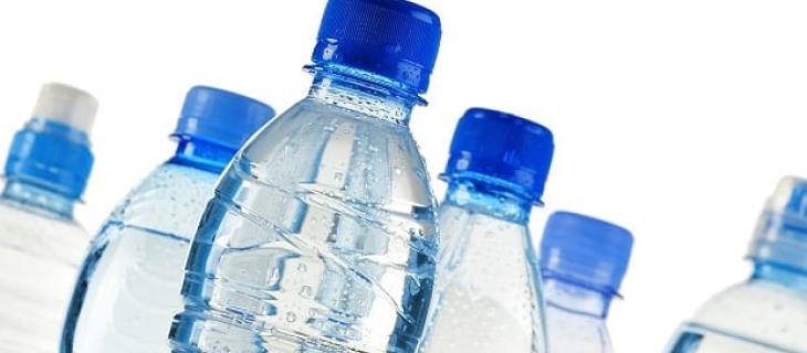 Successo dell'acqua in bottiglia in America, attenzione per la salute