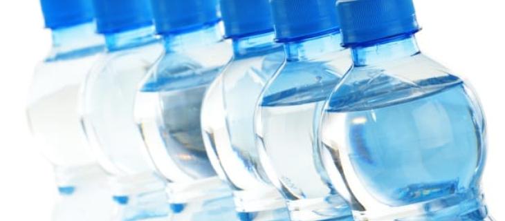 Sicurezza e qualità: sfatati i falsi miti dell'acqua in bottiglia