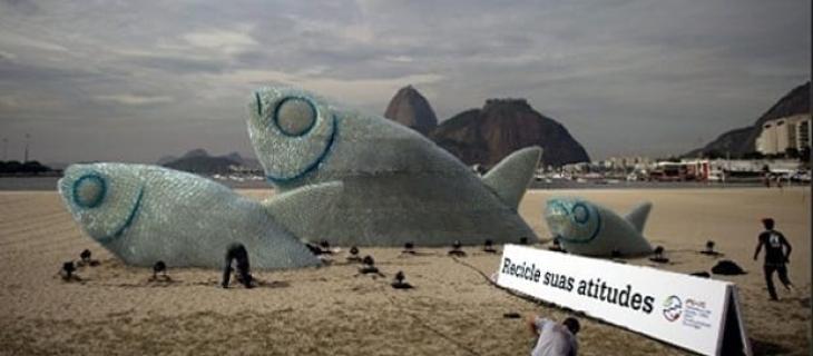 Pesci giganti in PET in spiaggia realizzati da un artista in Brasile