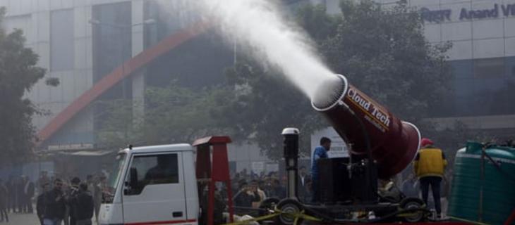 In India cannoni antismog sparano acqua per abbassare l’inquinamento