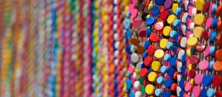 Alison McDonald, l’artista che trasforma la plastica in arte – In a Bottle