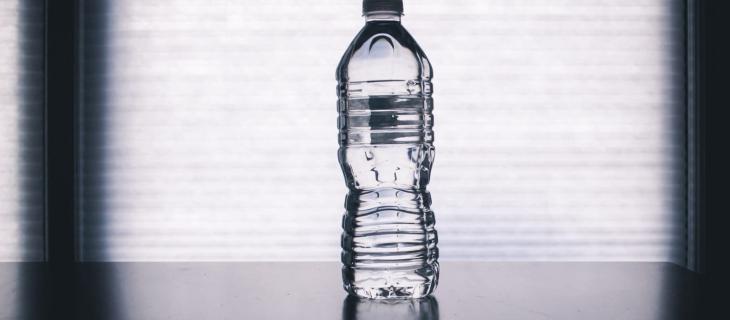 Bottle flip challenge, il gioco con le bottiglie di plastica