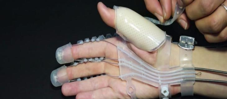 Exo-Glove Poly, guanto robotico per degenti e invalidi 