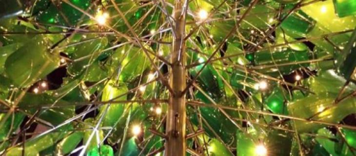 L'albero di Natale fatto di bottiglie di plastica riciclata 