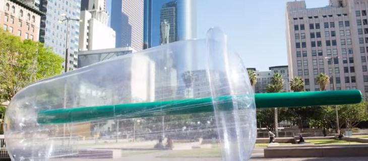 Giant Plastic: una scultura contro l'inquinamento alt_tag